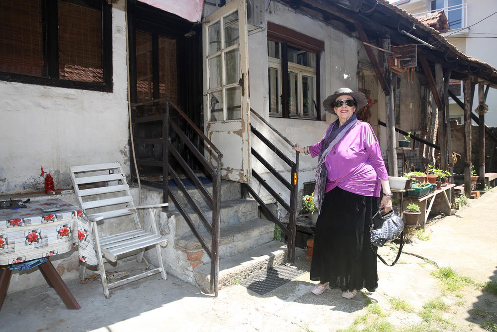 Žiža ispred svoje 'kuće