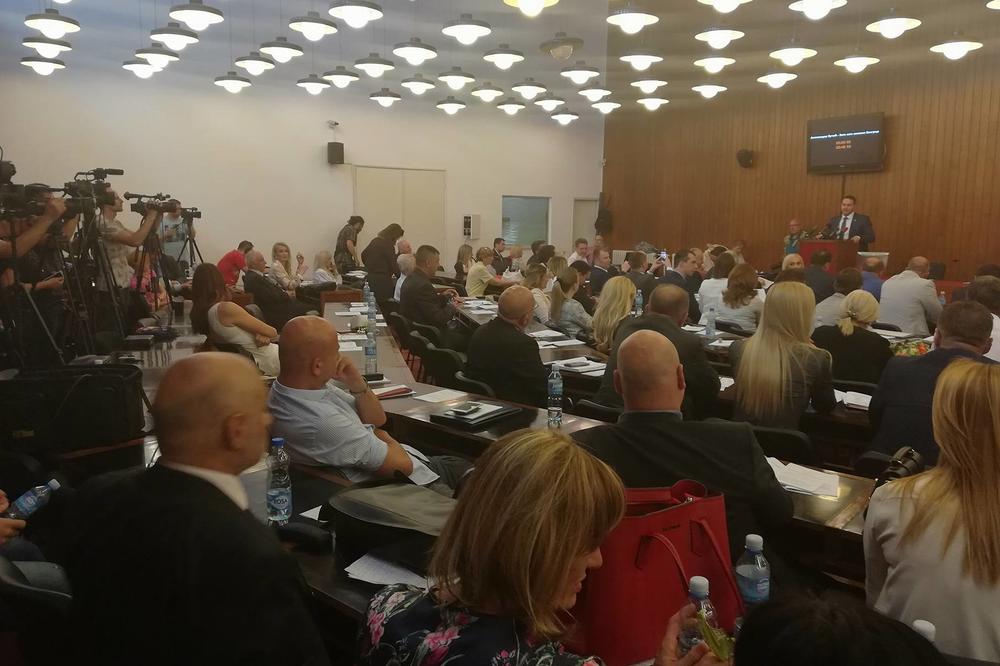 SPS UDARIO NA DS, IZBOR GRADONAČELNIKA SE PRETVORIO U CIRKUS: Zašto niste dali vremena Đilasu, da li ga se stidite? (VIDEO)