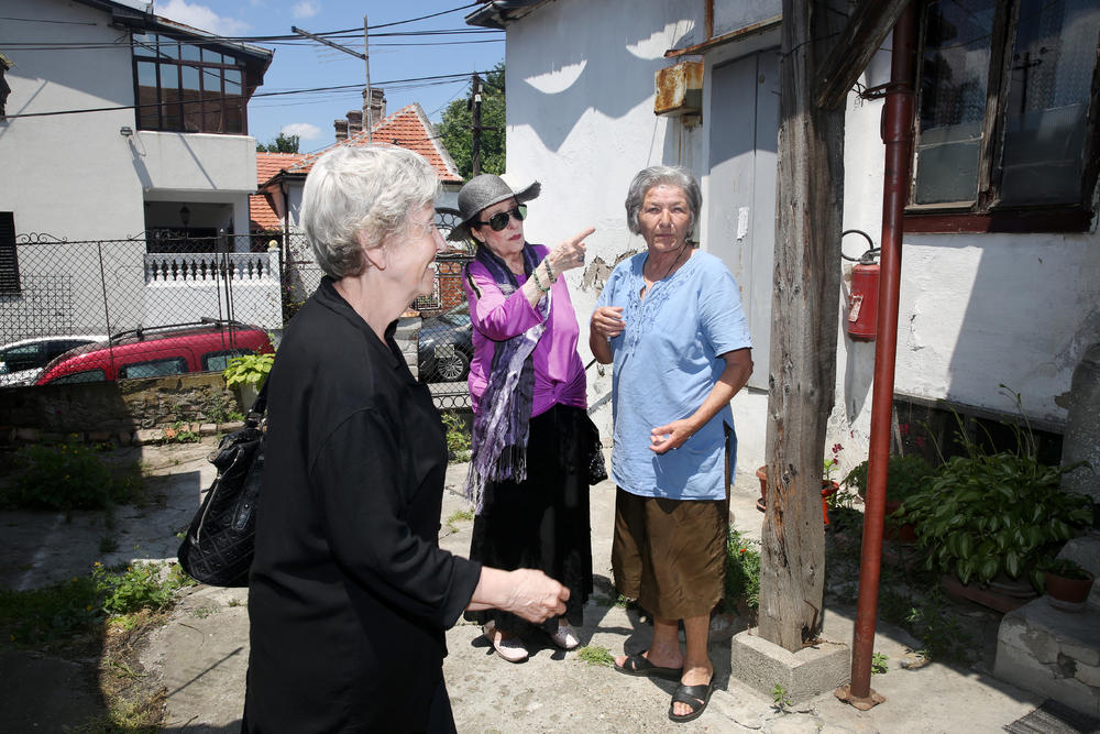 Žiža i Eva Ras sa jednom od stanara ranča  