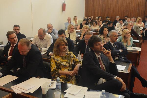 GLASANJE U TOKU: Đilas i ostali iz opozicije uzimaju glasačke listiće i stavljaju ih u džep (VIDEO)