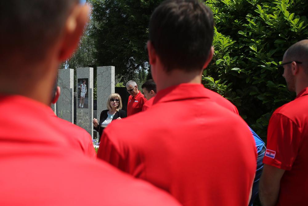 Biserka na grobu svog sina