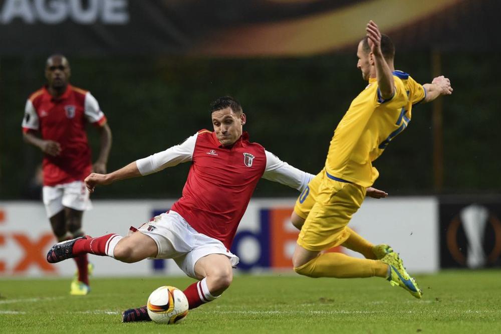 Kako mu stoji crveno-belo? Pojavila se fotka Stojiljkovića u Zvezdinom dresu! (FOTO)