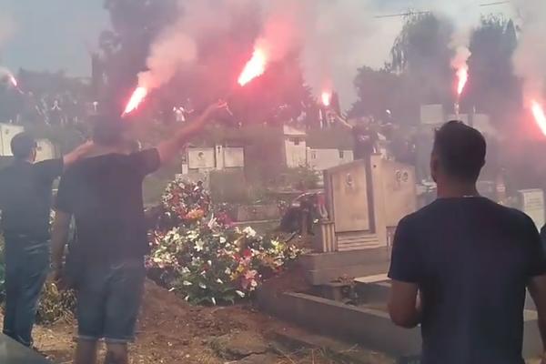 UMRO DOK JE IGRAO FUDBAL: Delije stale pored groba i popalile baklje, a onda je zagrmela pesma za prerano preminulog navijača! (VIDEO)