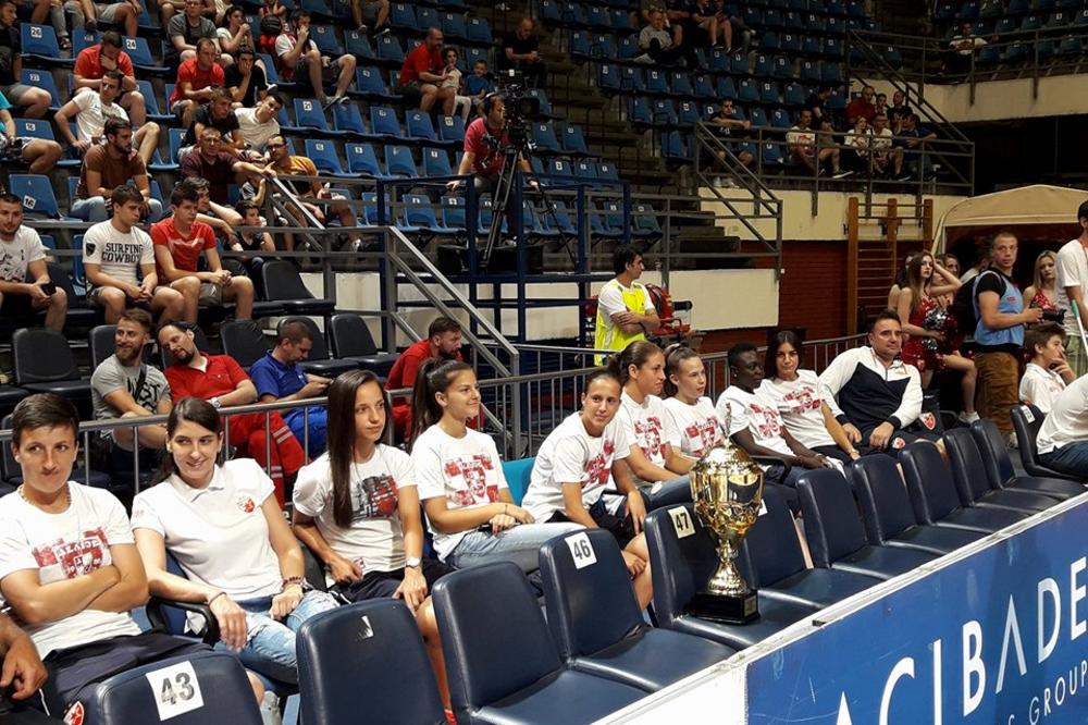 PIONIR POZDRAVIO ŠAMPIONE: Ženski fudbalski klub proslavio trofej sa Delijama na poluvremenu finala plej-ofa! (VIDEO)