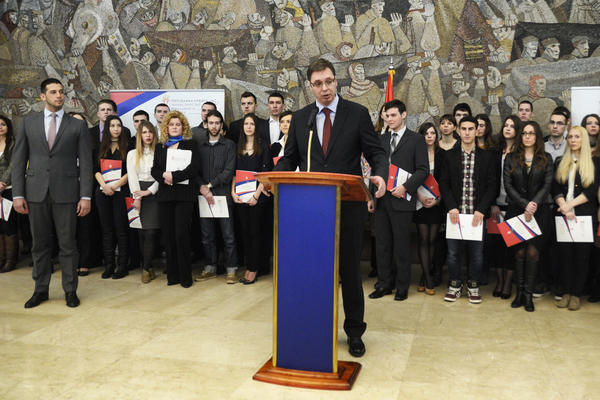 DRŽAVA HRANI, A ONDA DOĐU 3 BAHATA TAJKUNA i...Vučić dodelio ugovore o zaposlenju najboljim studentima medicine, pa otvorio dušu!