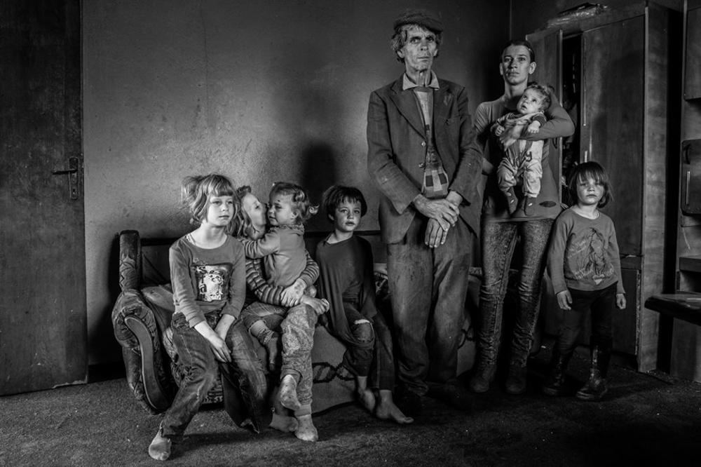 OTELI SU IM 3 KRAVE KOJE SU IM HRANILE 7 ĆERKI: Pokradena najsiromašnija srpska porodica na Kosovu: SRBIJO, POMOZI!  (FOTO)