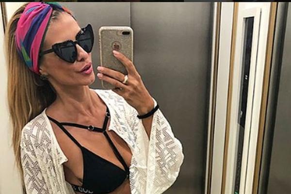 Halkidiki nije poznat kao trusno područje, ali Snežana Borjan u crvenom tanga bikiniju izaziva tektonska pomeranja! (FOTO)