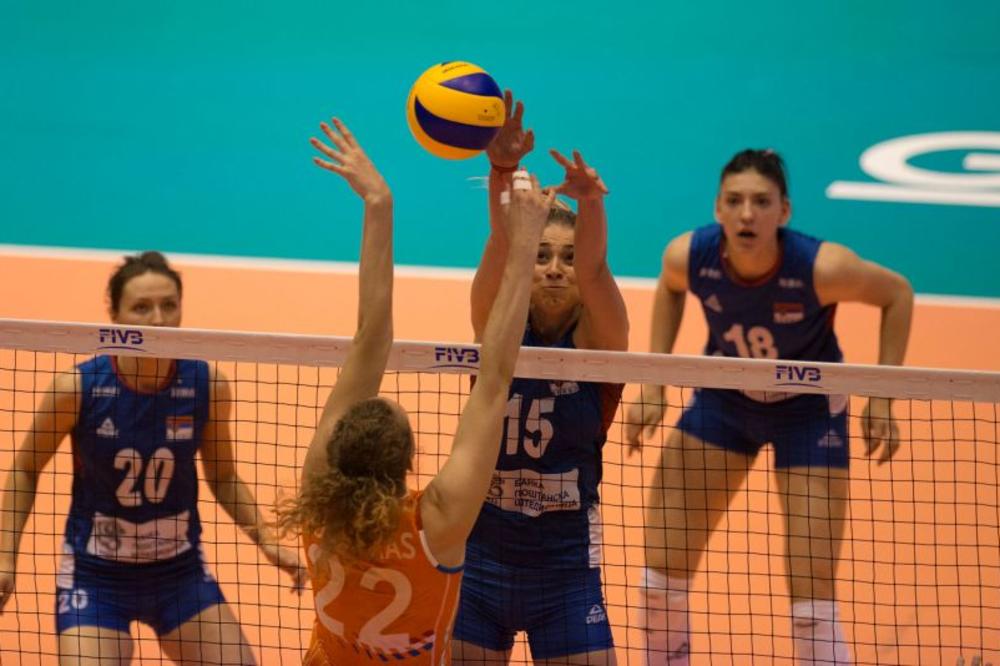 KAZNA JE UVEK SUROVA KAD PROPUSTIŠ ŠANSU: Srpkinje propustile tri meč lopte na 2:0, posle toga je poraz bio neminovan! (FOTO)