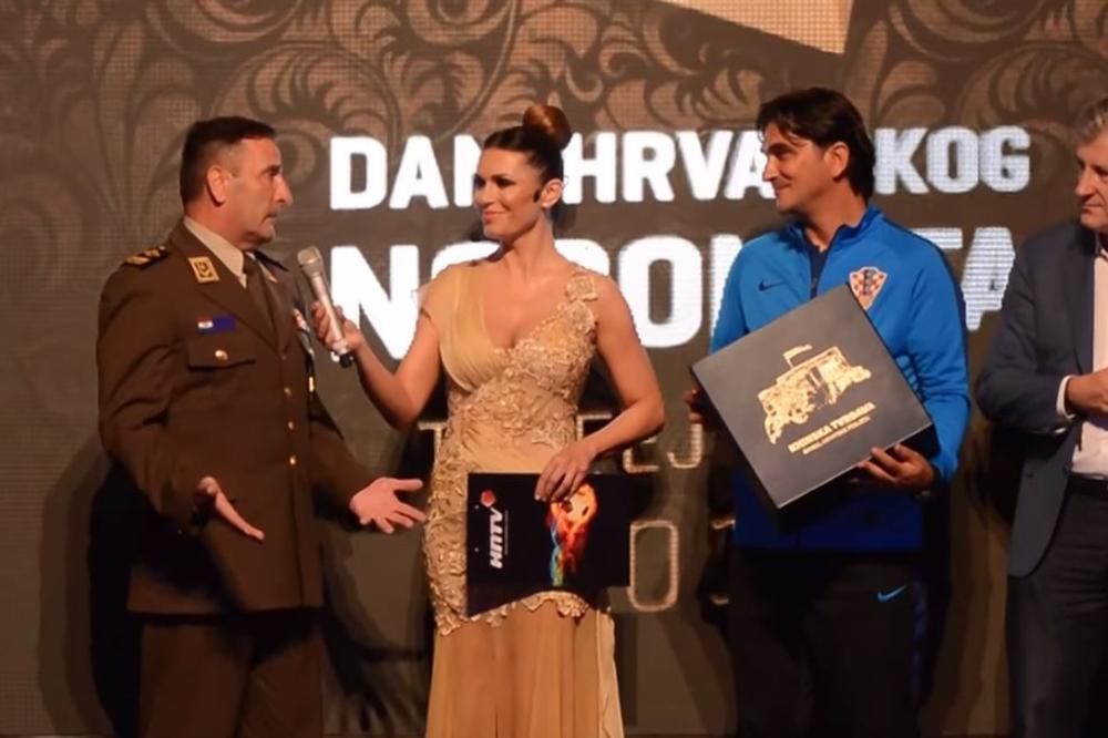 Hrvati sramnom provokacijom opet dižu tenziju: Zastava korišćena u pogromu Srba u Oluji poklonjena reprezentaciji! (VIDEO)