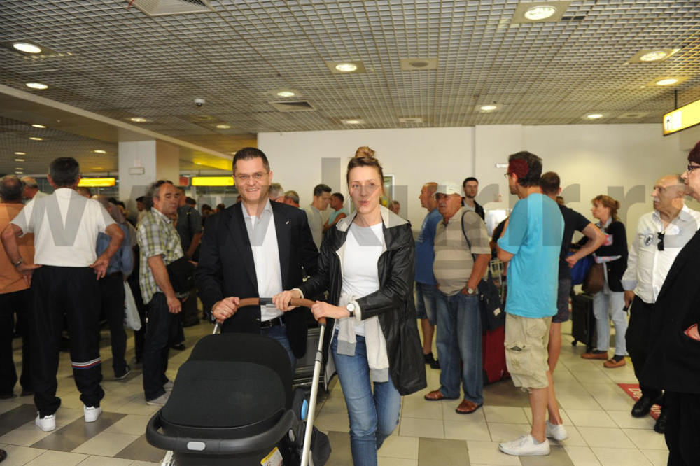 MALA SOFIJA STIGLA U OTAŽBINU: Vuk i Nataša Jeremić doveli ćerku U Srbiju (FOTO)(VIDEO)