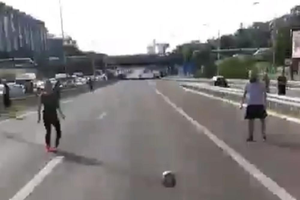 U SUSRET MUNDIJALU! HIT: Beograđani protest vozača iskoristili da odigraju fudbal nasred Gazele! (VIDEO)