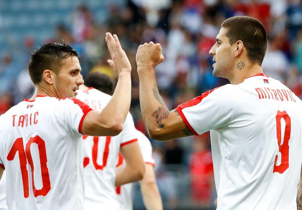 Aleksandar Mitrović slavi pogodak sa Dušanom Tadićem  