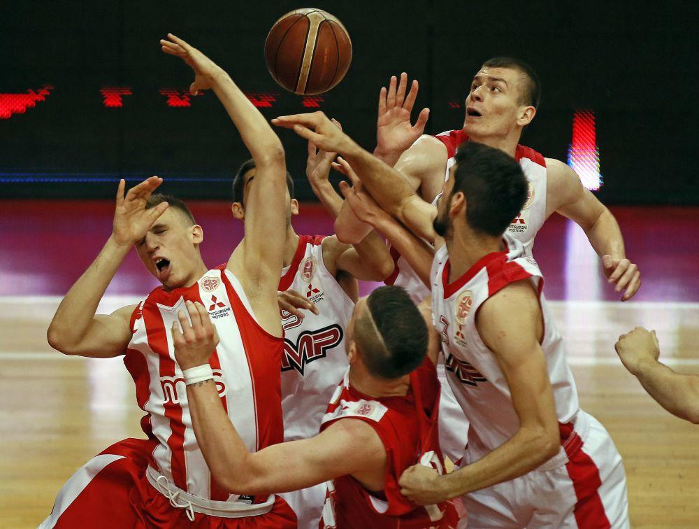 Velika borba za loptu u reketu