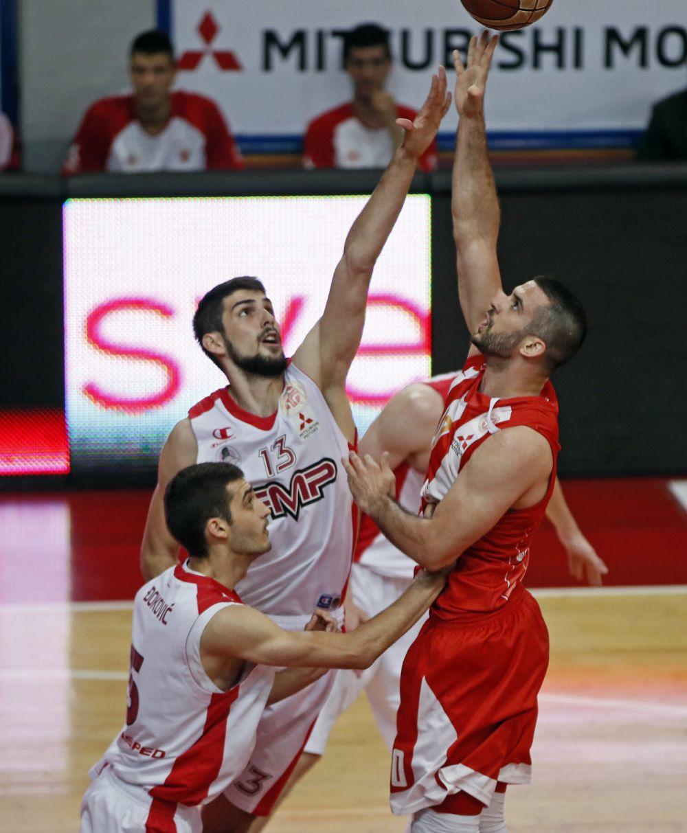 Lazić  u prodoru na koš Pantera