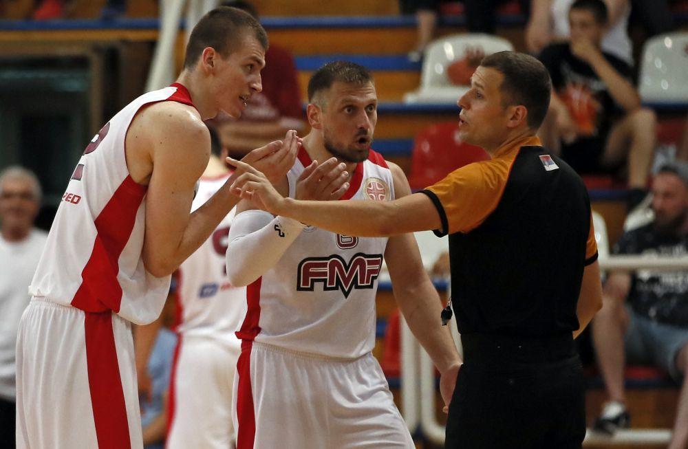 Igrači FMP-a u raspravi sa sudijom