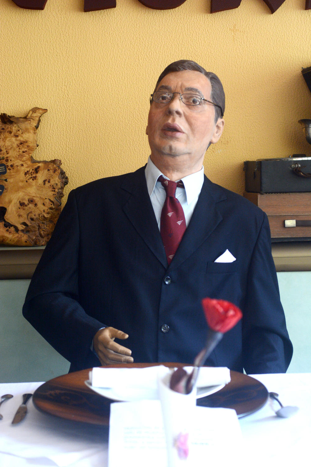 Gipsana figura predsednika Alekandra Vučića u restoranu 'Čukarički san