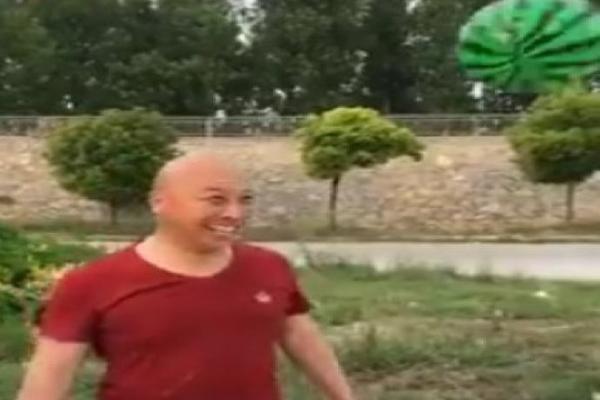 DEVOJKA MU BACILA NA GLAVU OVO: Dodavali su se loptom, a onda se ona odlučila na OPASAN KORAK! (VIDEO)