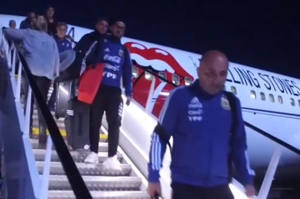 E TO SE ZOVE DOĆI NA MUNDIJAL U VELIKOM STILU: Rolingstonsi dovezli Argentince u Rusiju! (FOTO)