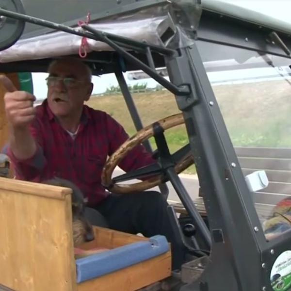 ON JE ZA SADA NAVIJAČKI HIT MUNDIJALA: Nemac u 70-toj godini na putu za Mundijal traktorom koji je stariji od njega! (VIDEO)
