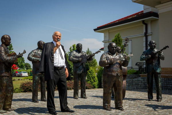 Vinarija Zvonko Bogdan bogatija za statue 8 tamburaša od bronze u prirodnoj veličini (FOTO)
