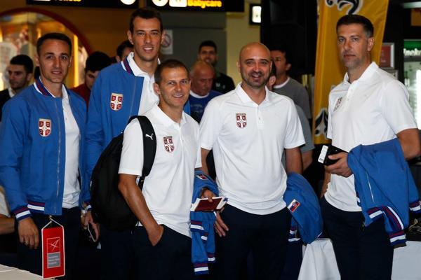 IZGLEDA NI KRSTAJIĆ NIJE ZNAO: Selektor demantovao da ostaje bez pomoćnika, a ovaj zvanično predstavljen na istoku!