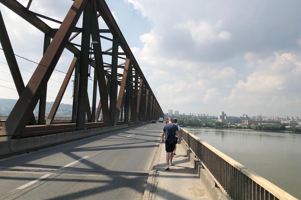 HOROR U RANIM JUTARNJIM SATIMA: Žena izvršila samoubistvo skokom sa Pančevačkog mosta!