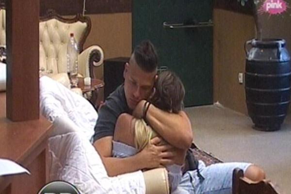 OTKRIVAMO ISTINU O PREVRNUTOM KRSTU: Anabela je navodno poslala Slobi ovaj NAKIT, ali šta je zapravo PRIČA!