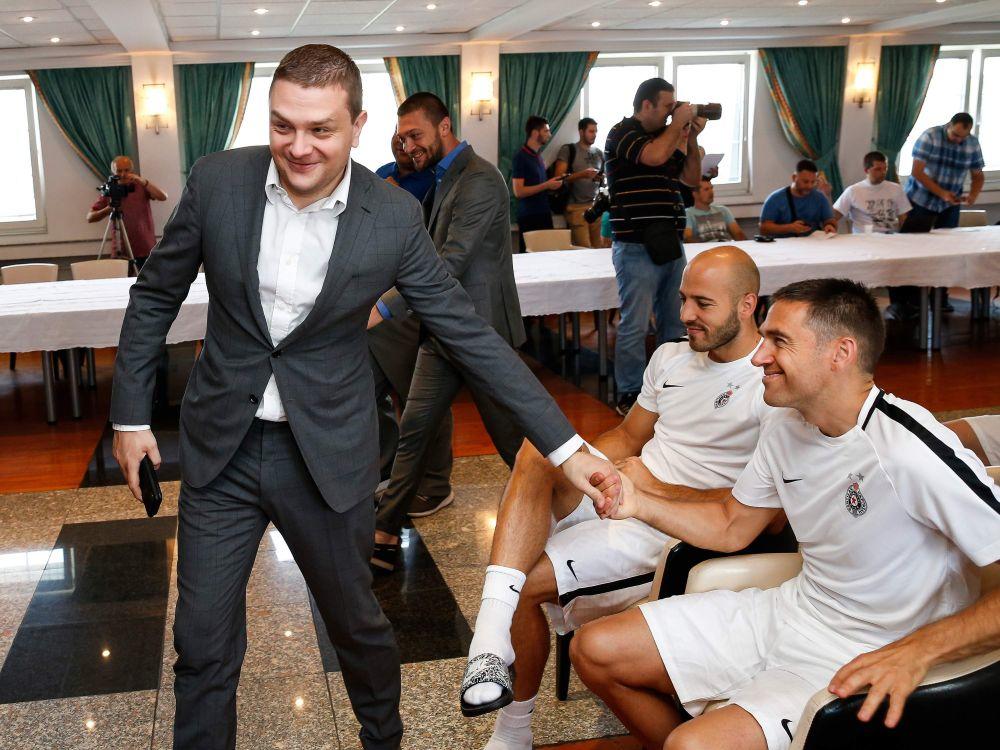 Miloš Vazura i Ivica Iliev pozdravljaju Miroslava Vulićevića  