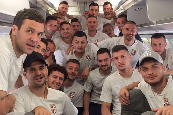 PALO PRVO FOTKANJE IZ AVIONA ZA RUSIJU: Obratite pažnju na jedan detalj! (FOTO)