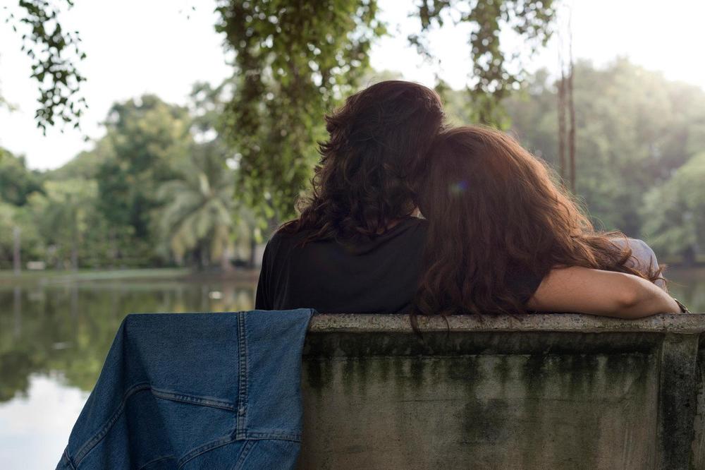 PEVAČICI ZABRANJEN SPOT ZBOG LJUBLJENJA SA KOLEGINICOM! Isplivale ŠKAKLJIVE SCENE, ovo morate da pogledate! (VIDEO)