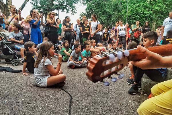 PRVI DANI LETA: Učenici Muzičke škole Rokenroler održali koncert u Zemunu