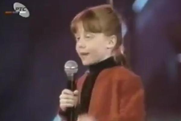 Ja se zovem Ivana, a tata me zove zlato… Sećate li se devojčice koja je pevala sa ČOLOM? Zbog STRAHOTA danas živi daleko od Balkana a lepa je kao lutka! (FOTO)