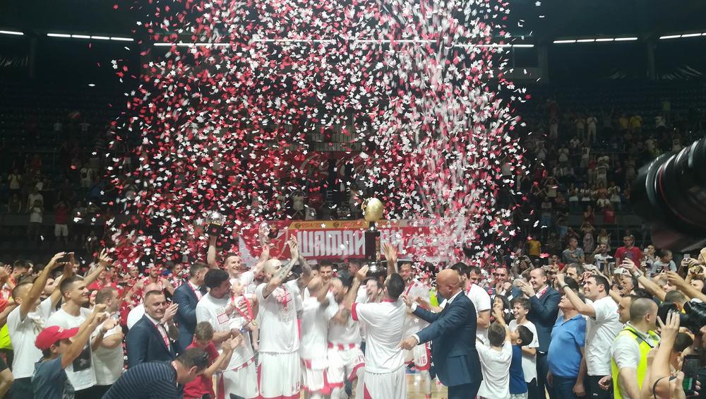 Ročesti diže pehar