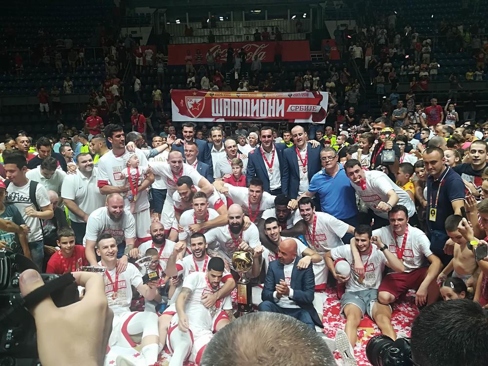 Crvena zvezda na okupu sa peharom
