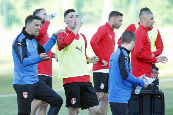 Kako Bleki reaguje kad spazi Nejmara?! Srpski fudbaleri uživali na zvaničnom slikanju za FIFA vodič za Mundijal! (FOTO)