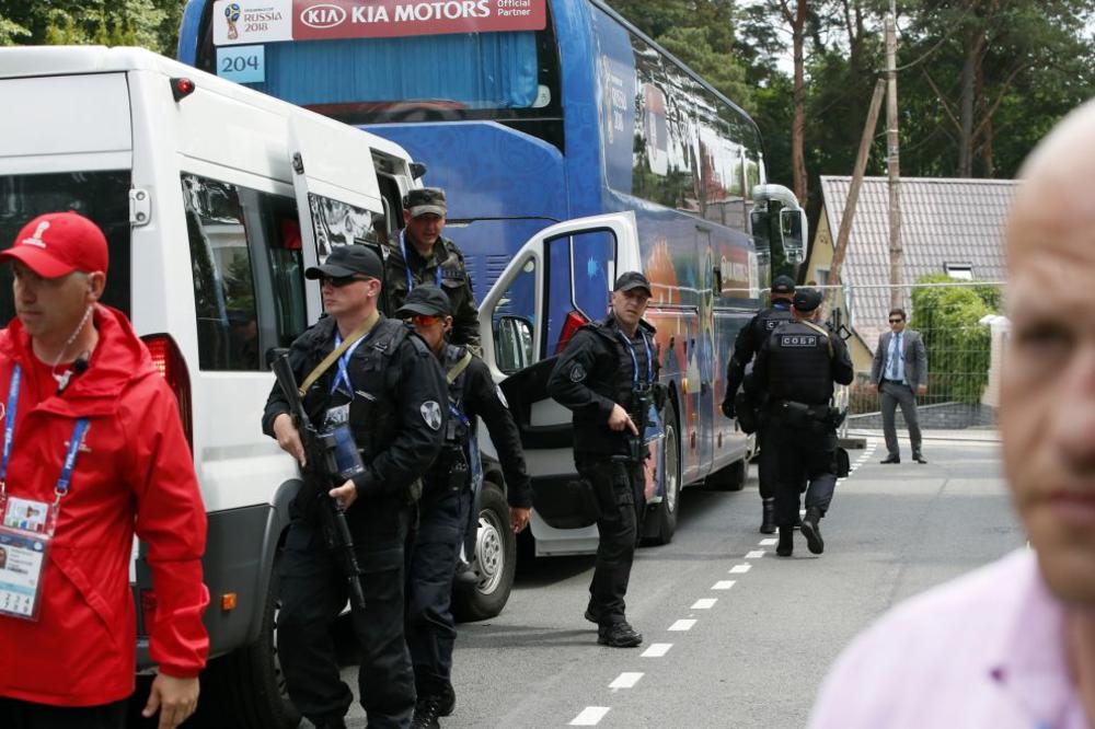 BRAĆO RUSI, A GDE SU ZA SRBE POGAČA I SO?! Putinovi elitni specijalci naoružani do zuba čuvaju srpske fudbalere! (FOTO)