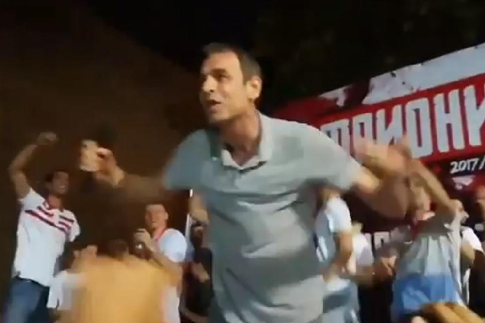 TOPIĆ U TRANSU NA KALIŠU, PUKLE GA EMOCIJE: Zgrabio mikrofon i poveo navijanje, bacio je zvezdaše u ekstazu! (VIDEO)