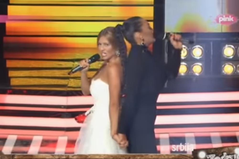 SVI SU SE NAJEŽILI KADA SU VIDELI KIJU U VENČANICI NA SCENI: Evo zašto je to obukla i koja je SIMBOLIKA ovog nastupa!