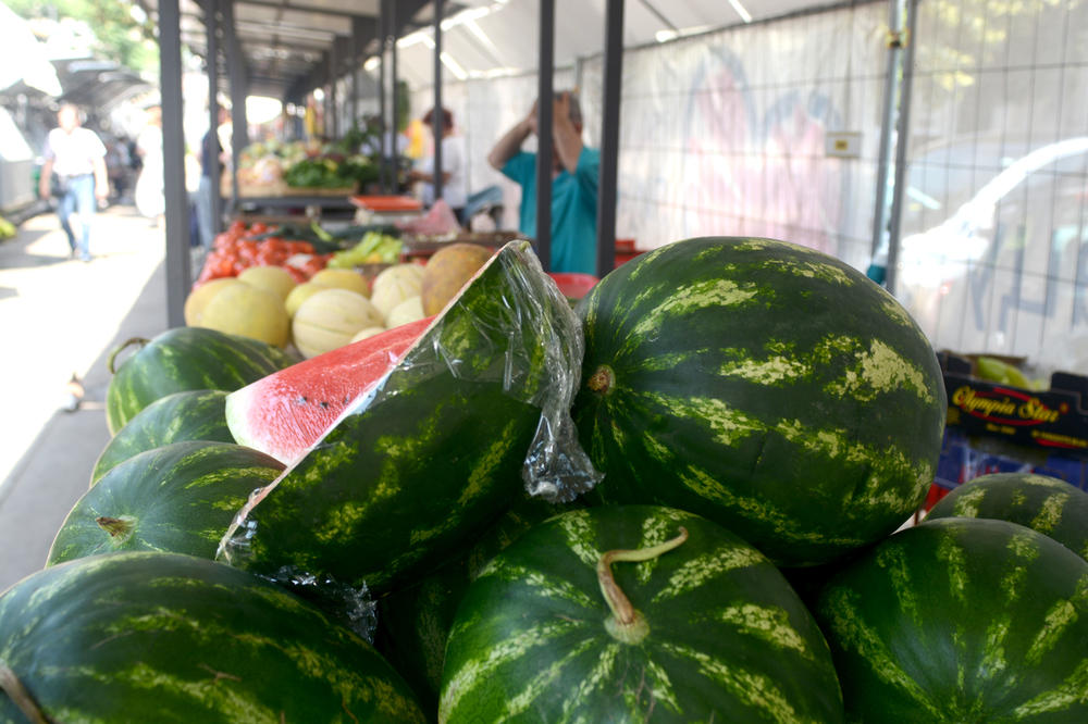 MILOŠ KUPIO LUBENICU, A KAD JE PRESEKAO NIJE MOGAO DA VERUJE NA ŠTA JE NABASAO: "Jes' gled'o u kalendar?" (FOTO)