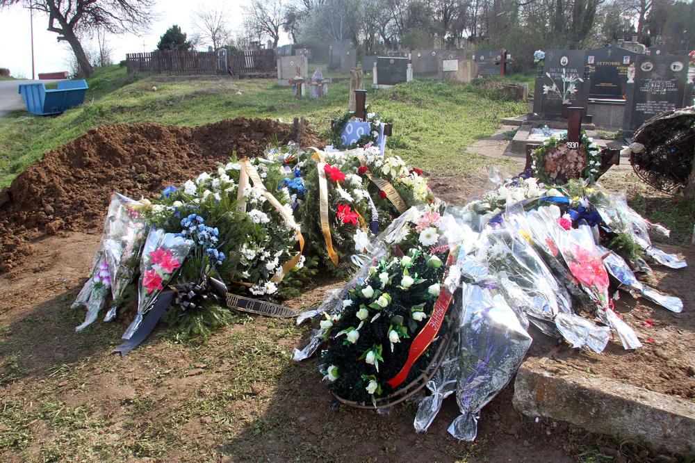 NE BI LI LAKŠE STIGAO DO RAJA! Sin sahranio oca u novom BMW-u od 66.000 dolara, a čime ga je sve opremio je posebna priča! (VIDEO)