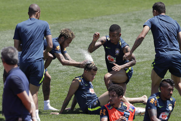 Reprezentativac Brazila je sedeo mirno na travi, a onda je dobio jaja u glavu i brašno! Ni Nejmar nije prošao bez posledica! (VIDEO)