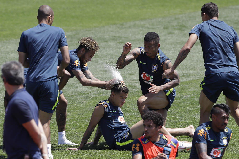 Reprezentativac Brazila je sedeo mirno na travi, a onda je dobio jaja u glavu i brašno! Ni Nejmar nije prošao bez posledica! (VIDEO)