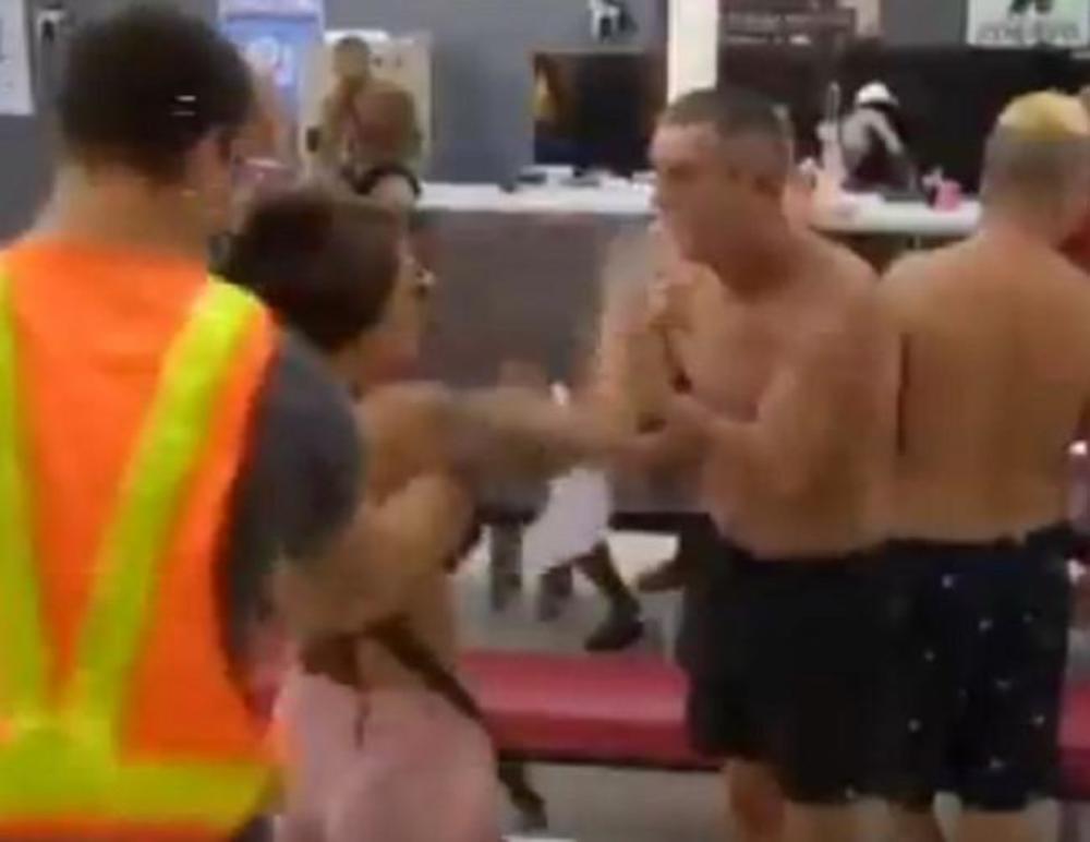 Ko zna šta bi bilo da nije uletelo obezbeđenje   