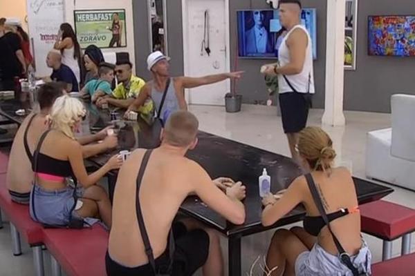 POVRAĆA NAM SE VIŠE OD NJIHOVIH LUDORIJA: Brutalna tuča MUŠKARCA I ŽENE u Zadruzi! Sada su definitivno BIVŠI! (FOTO)