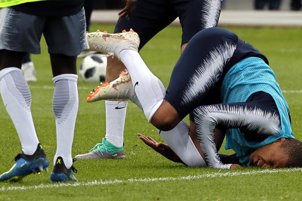 PANIKA KOD FRANCUZA: Pamelin dečko povredio Mbapea, prekinut trening! Pod znakom pitanja igranje na Mundijalu? (FOTO) (VIDEO)