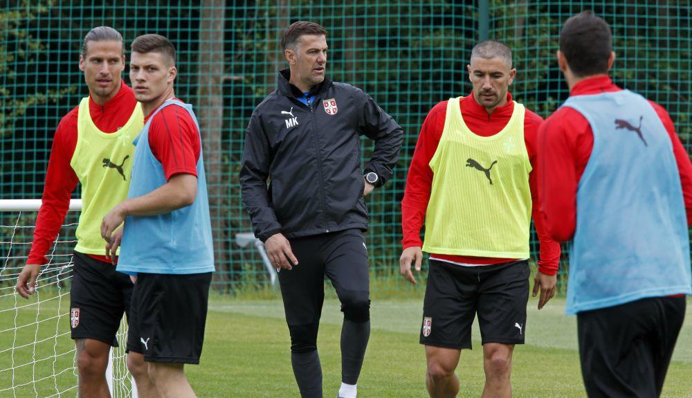 Mladen Krstajić je delio savete igračima tokom treninga  