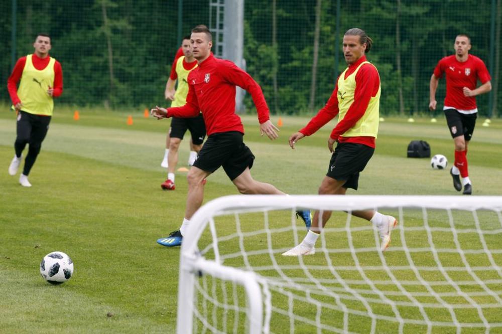 REPREZENTATIVNI ŠTOPER OTKRIO DA GA JE ZVEZDA PLATILA LOPTAMA: Ovo je jedan od najbizarnijih transfera ikad!