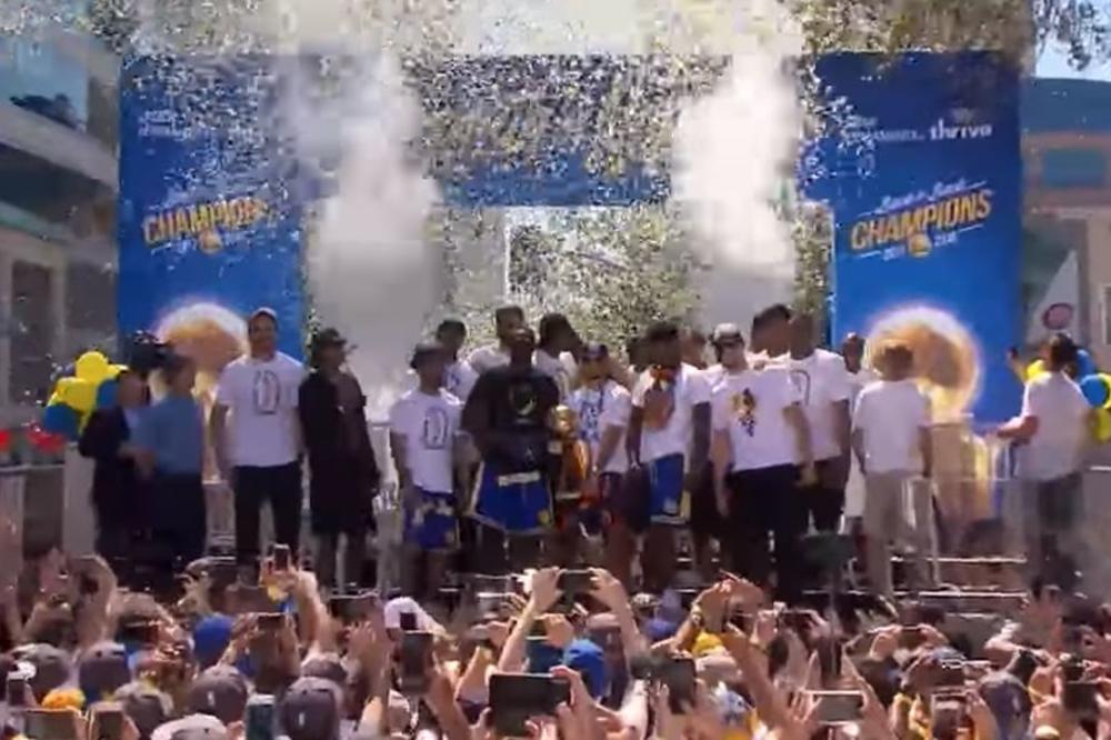 SKORO MILION NAVIJAČA NA ULICAMA: Spektakularna šampionska parada Golden Stejta, a najluđi je Džaval Megi! (FOTO) (VIDEO)