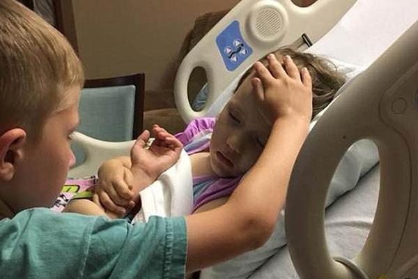 PRIZOR KOJI SLAMA SRCA: Brat drži sestricu za ruku, a nekoliko trenutaka kasnije dogodilo se nešto STRAŠNO!