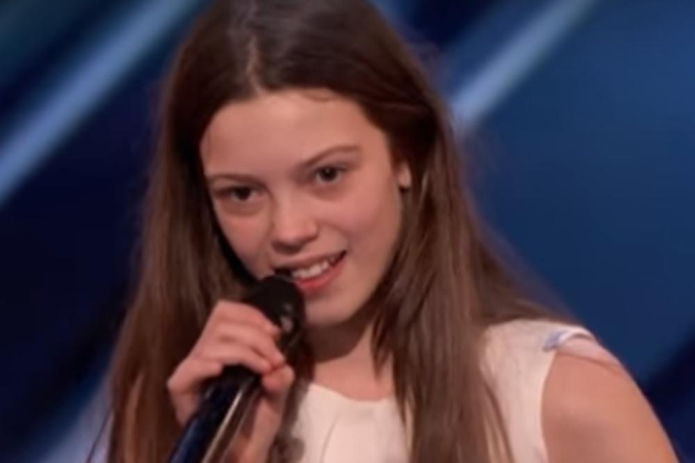 IZAŠLA JE NA BINU ODUZETA OD TREME: A onda je počela da PEVA i svi su ZANEMELI! (VIDEO)